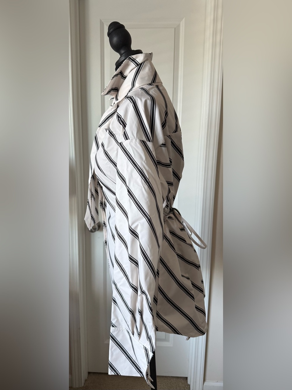 White and Black Striped Long-Sleeve Shirt with Neck Tie (M). Oversized - Picture 10 of 11